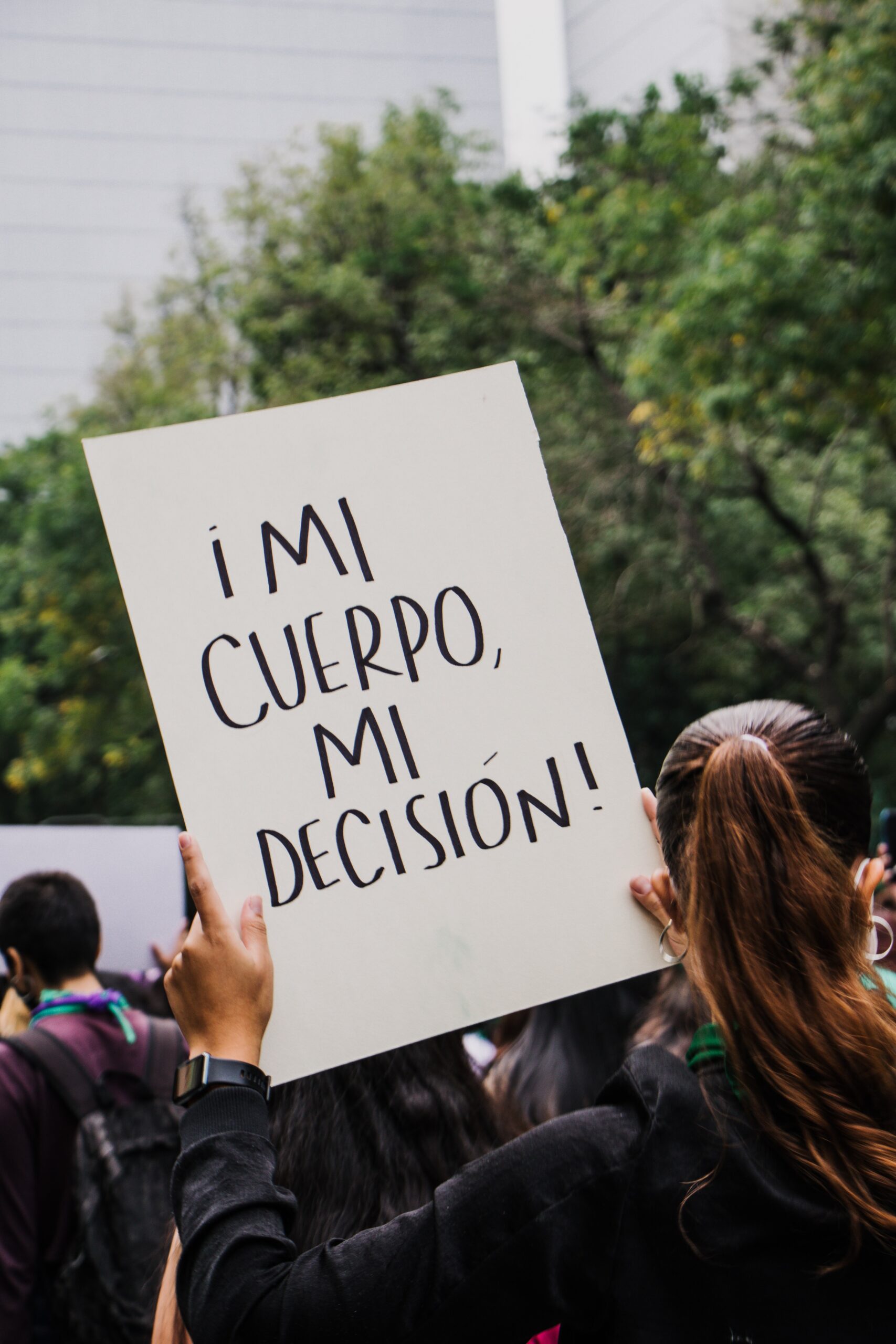 A sign reads "Mi cuerpo, mi decision"