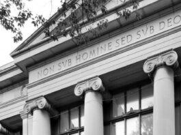 Photo of the etching atop of the front of a building: "Non sub homine sed sub Deo et lege" which means "Not under man, but under God and the law."