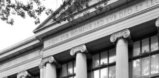 Photo of the etching atop of the front of a building: "Non sub homine sed sub Deo et lege" which means "Not under man, but under God and the law."