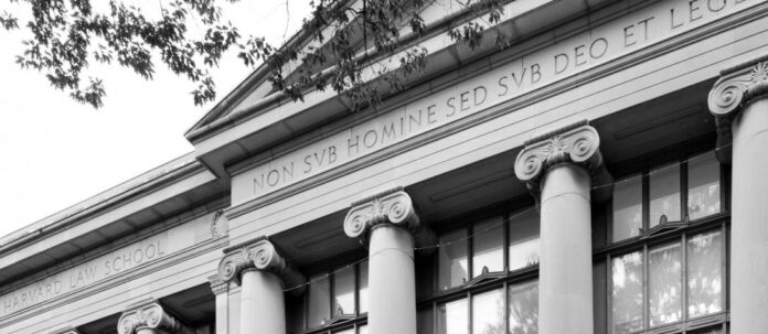 Photo of the etching atop of the front of a building: "Non sub homine sed sub Deo et lege" which means "Not under man, but under God and the law."